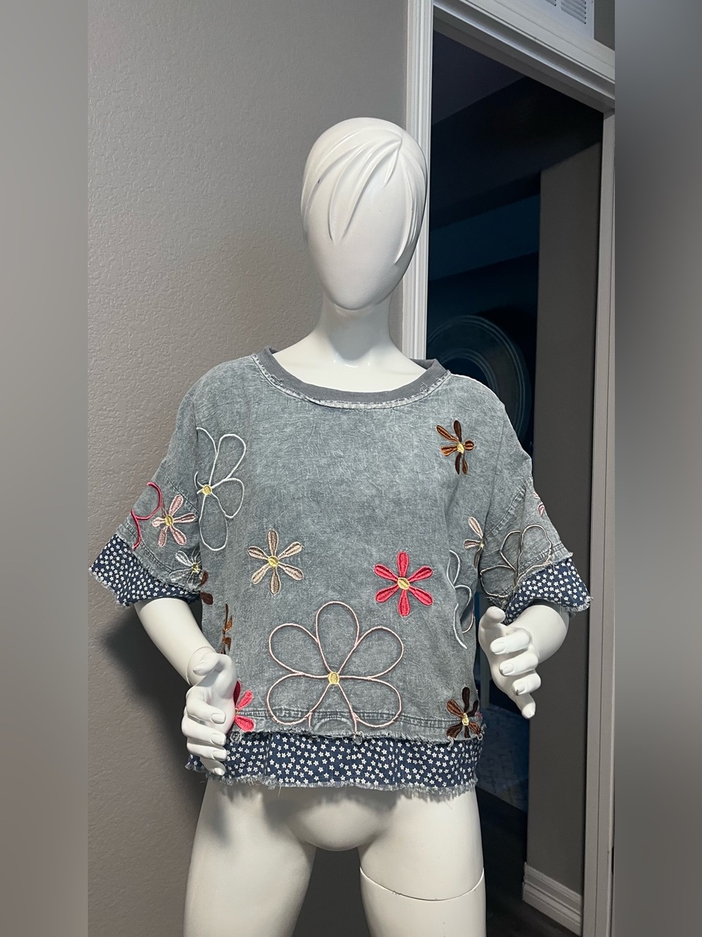 Oli and Hali slate blue floral embroidered top size S - Picture 2 of 12